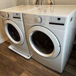 LG Front Load Washer (4.5 CU FT) & LG Gas Dryer (7.4 CU FT) 