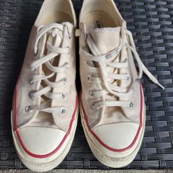 Converse Low Tops Size 7 1/2 
