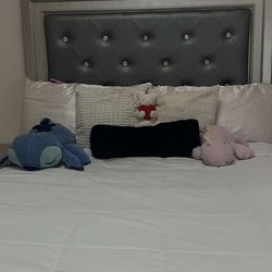Bed frame/headboard with 2 nightstands