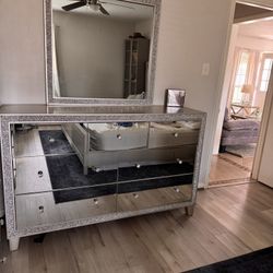 Three-piece dresser set