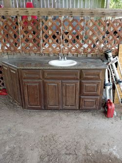 Gabinete Para Baño Con Tapa De Granito Y Sink Con Llaves