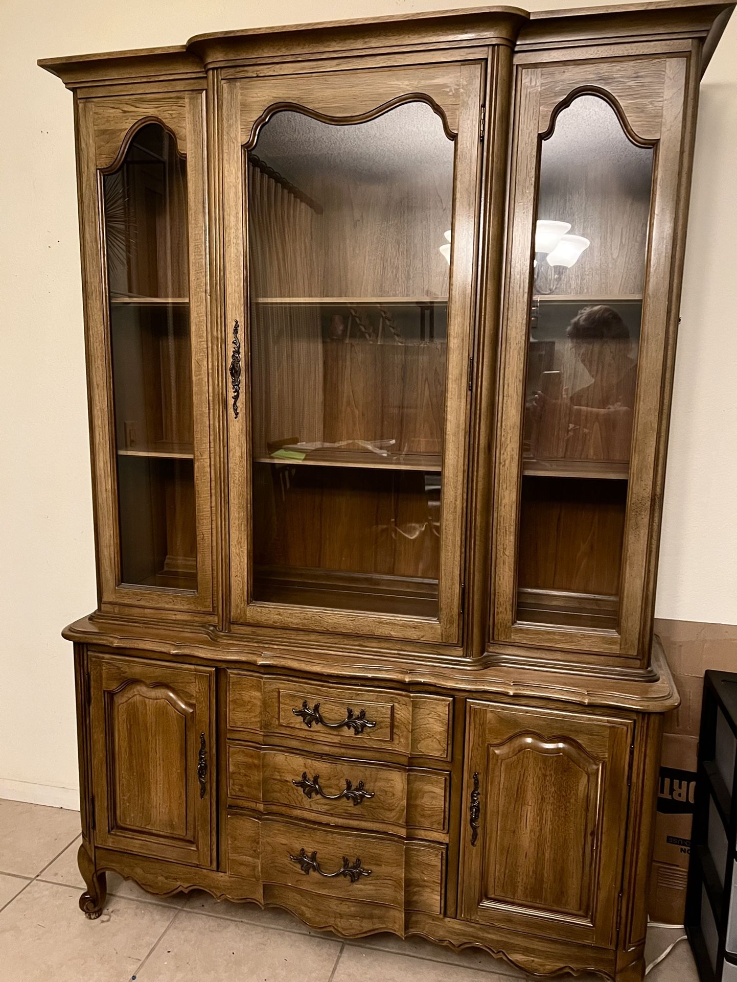$100 Thomasville Antique China/Hutch Cabinet for Sale in Sun City, AZ ...