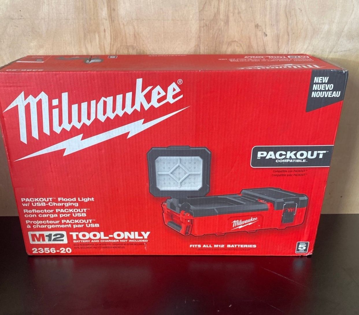 Milwaukee New Pack Out Light M12