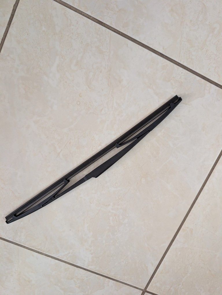 Windshield Wiper Blade – Universal Fit, Good Condition