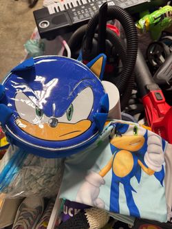 Sonic lunch box and curtain