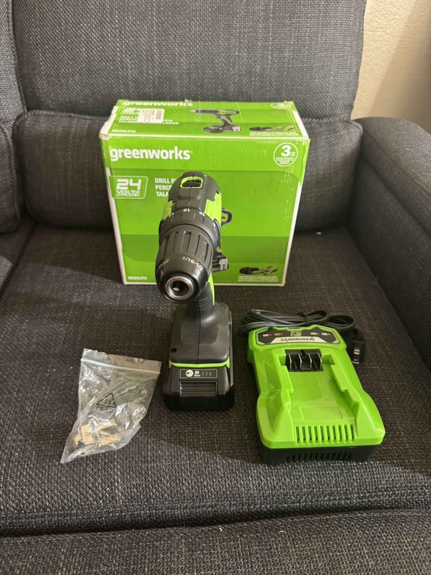 Greenworks Taladro/destornillador sin escobillas de 24 V, batería USB de 2 Ah y cargador incluidos