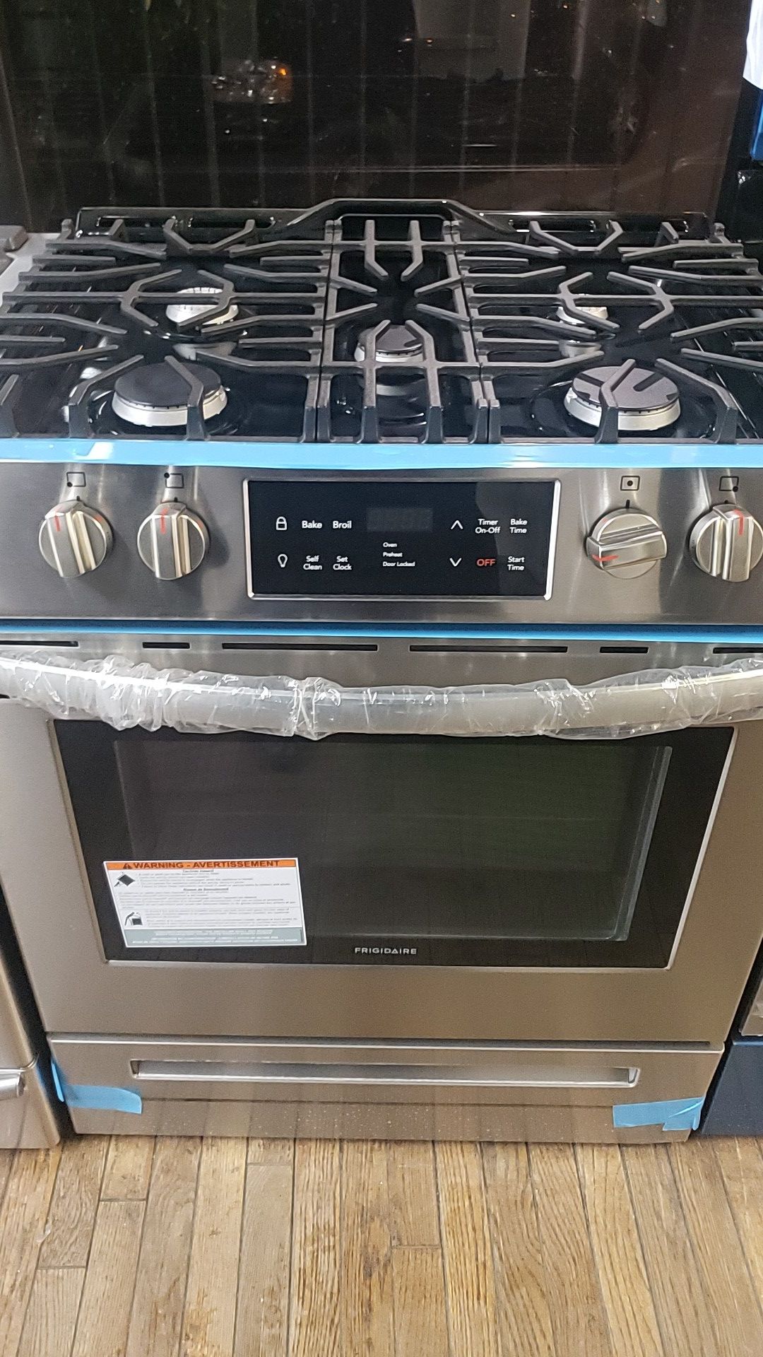 New Frigidaire Slide in 30" in stainless steel with 5 burners