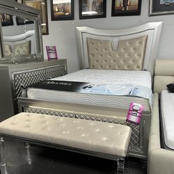 QUEEN BED DRESSER MIRROR WITH A FREE BENCH AND FREE NIGHTSTAND ON CLEARANCE NOW ONLY $53 INITIAL PAYMENT !!***