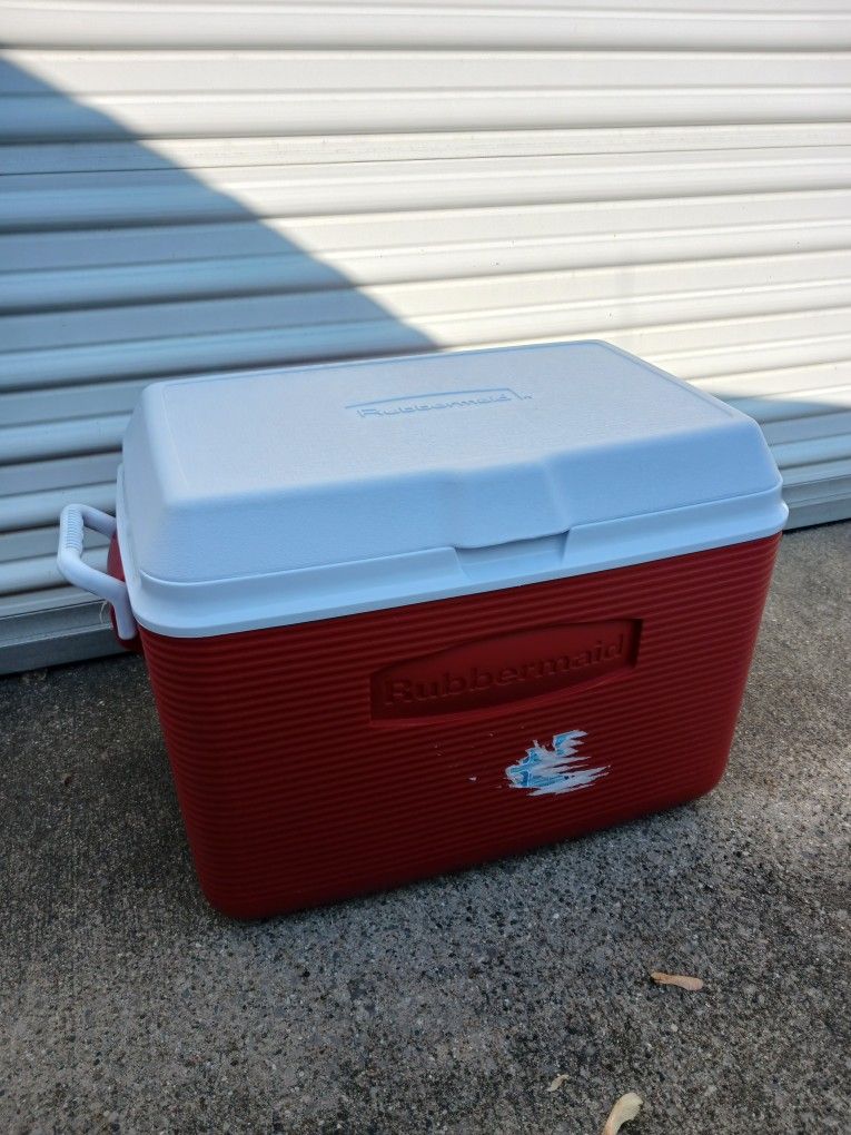 Rubbermaid 48 Quart Hard Sided Cooler, Red