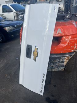 White Tailgate For 14 Thru 18 Silverado And Sierra 1500 And 15 Thru 19 2500HD And 3500HD Factory OEM White With Camera Complete