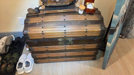 antique chest is a humpback or camelback travel trunk, a highly popular style during the Golden Age of Trunk Making (1870–1890).Historical Design & Pu