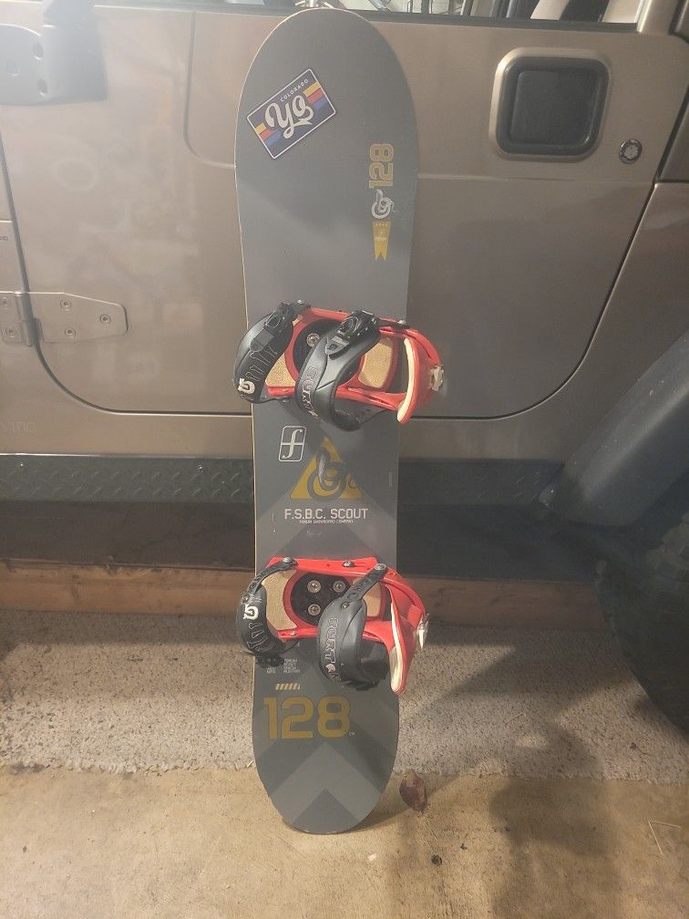 forum youth snowboard w/ Burton bindings 