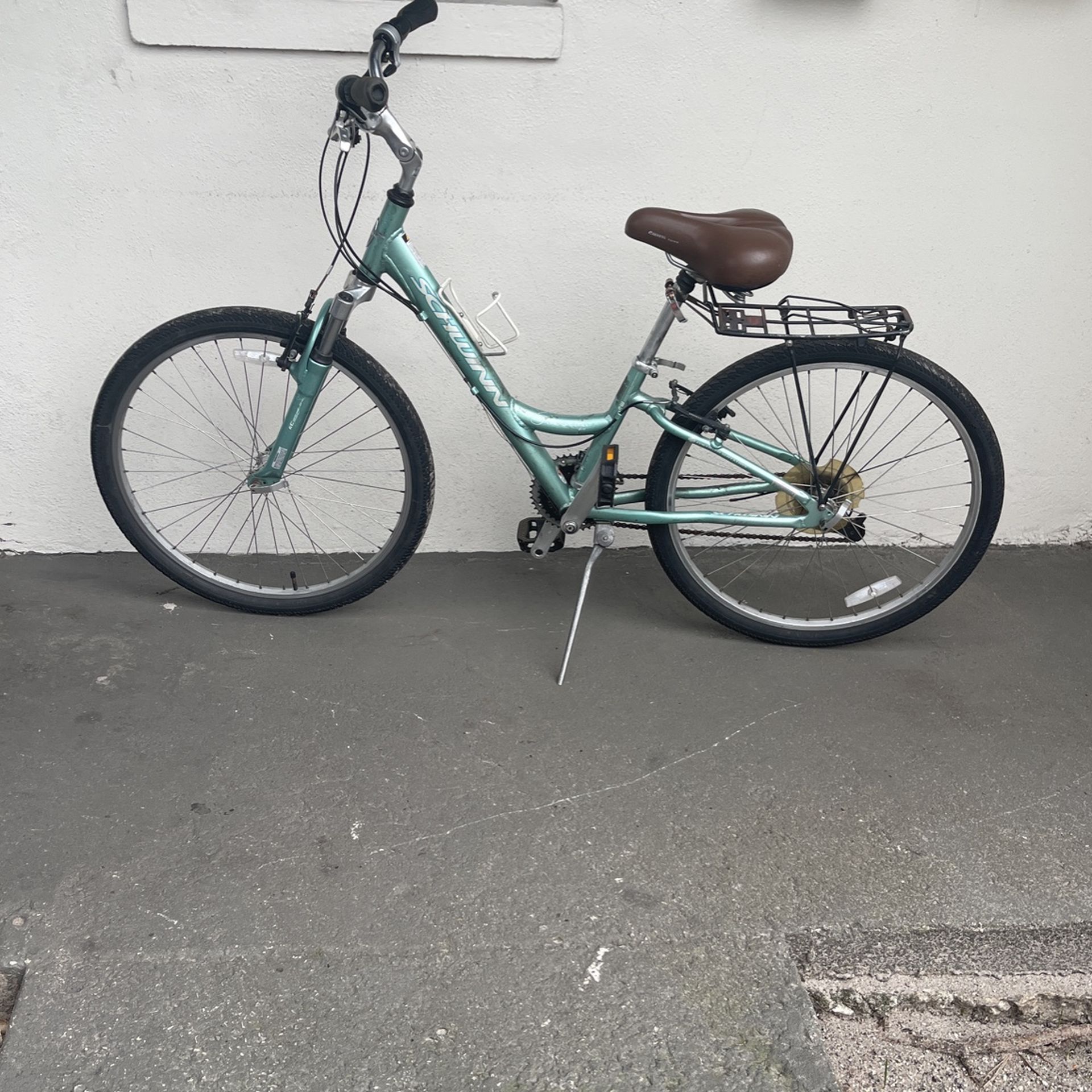 24 Hinches LAydys Bike SCHWINN