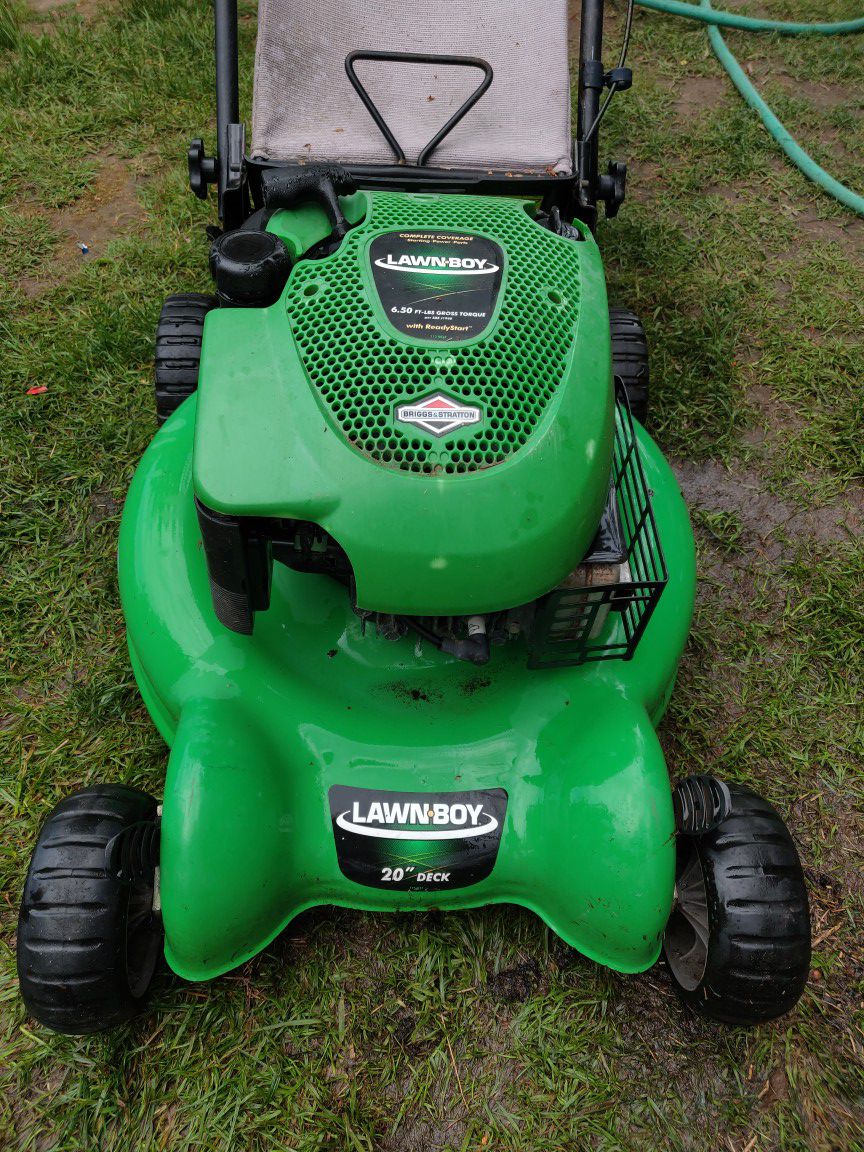 Heavy duty Lawn-Boy 20 inch lawn mower with 6.50 horsepower Briggs & Stratton engine