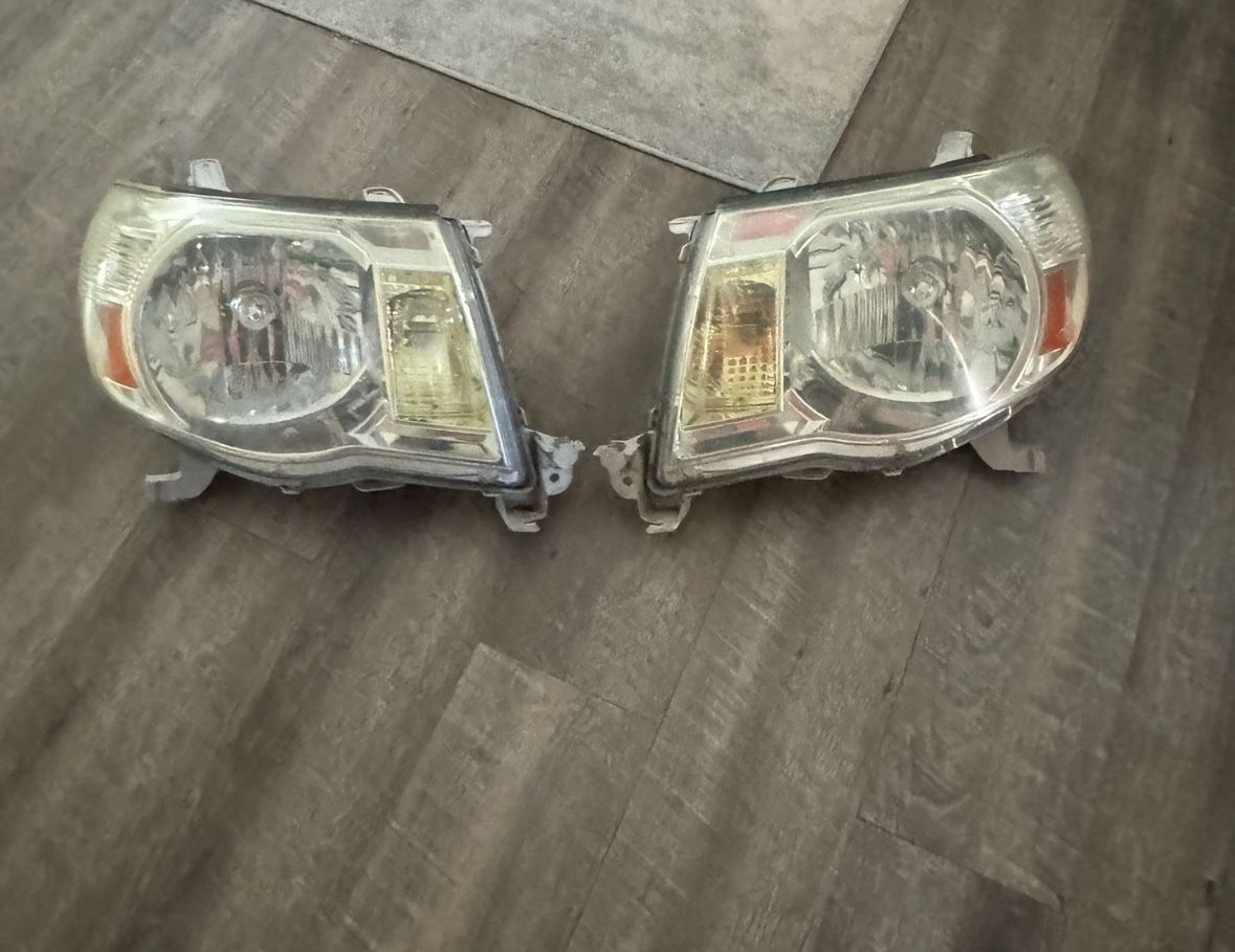 Original 2005 - 2011 Toyota Tacoma Headlight