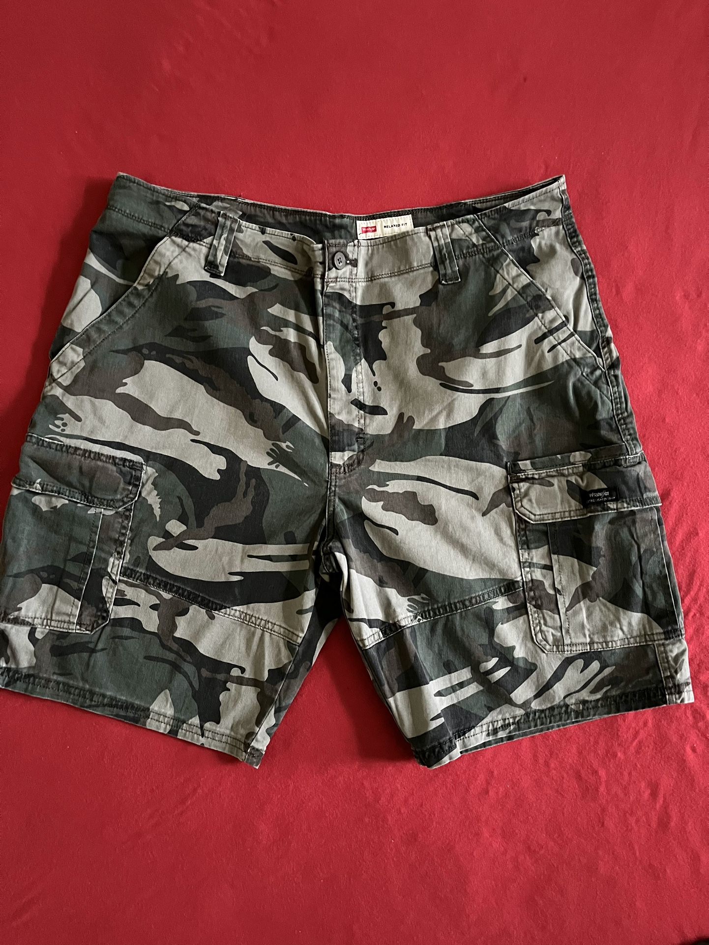 Men’s Wrangler relaxed fit camo cargo shorts size 40