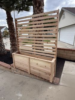 Cedar Planter With Trellis