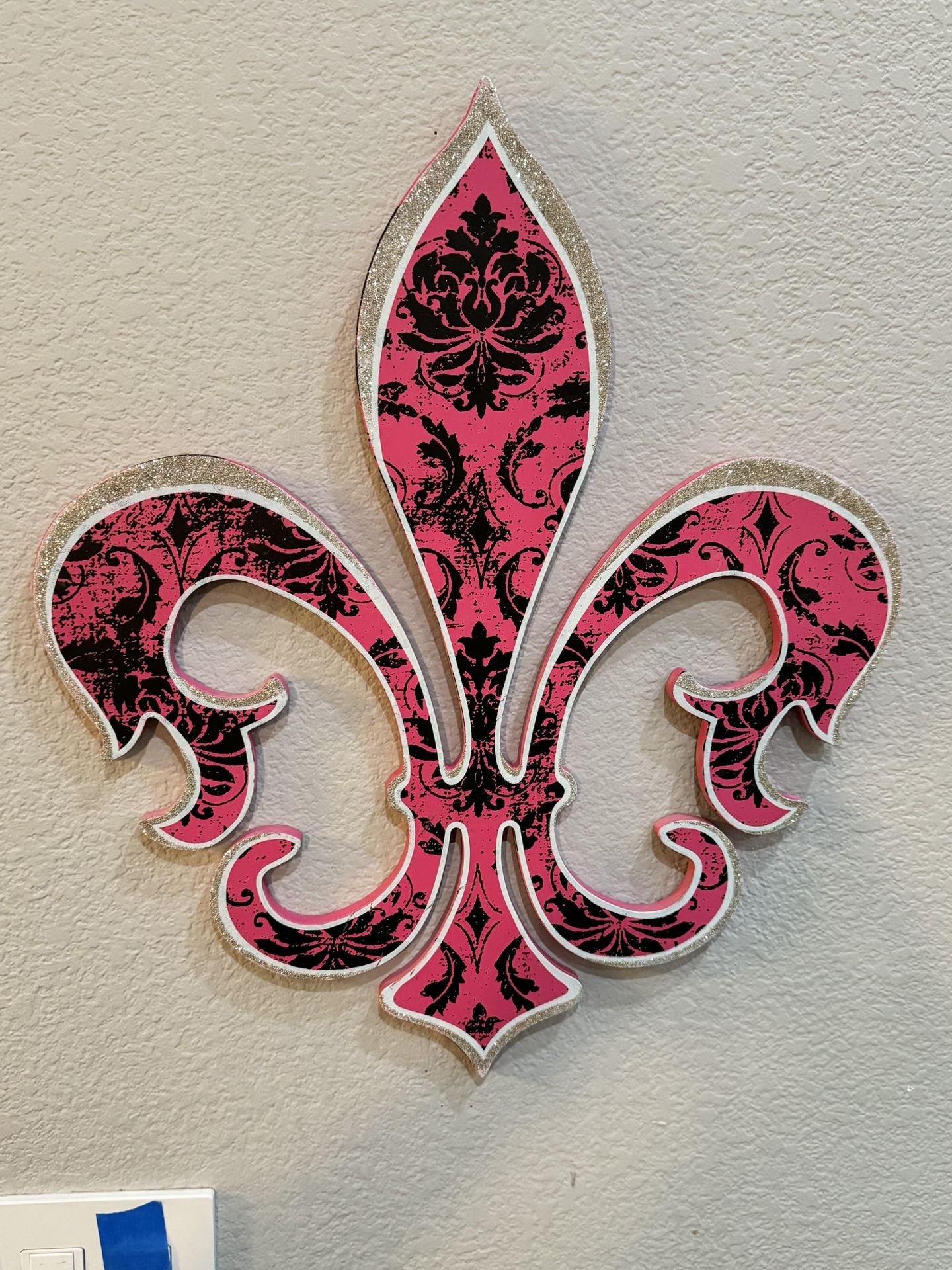 New Orleans Saints Wood Logo Fleur-de-lis Pink With Glitter On Edges 20x17.5x1/2
