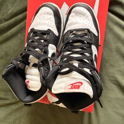 Womens dunk 8 black & white