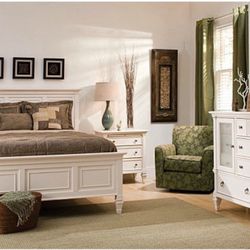 Raymour & Flanigan - Somerset Bedroom set (King sized)