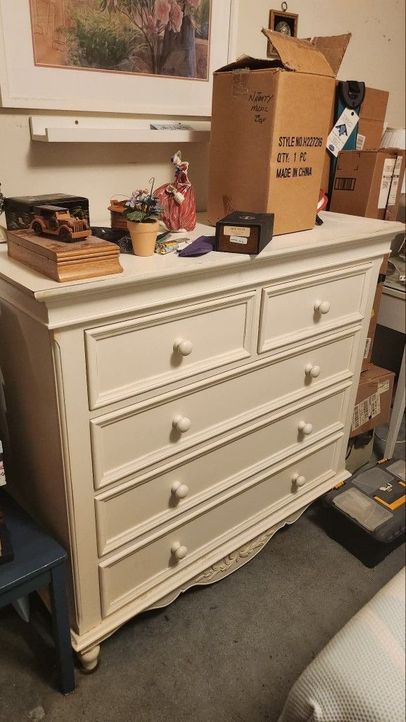 White Dresser Set With Matching Mirror