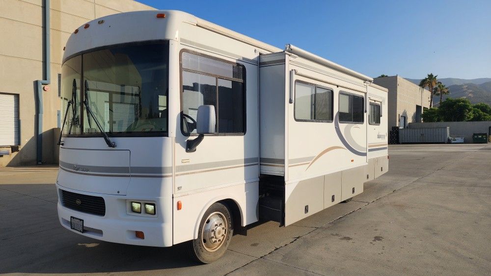 2003 Winnebago Sightseer 30B