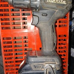 18 Volt Makita Drill Driver With Battery 