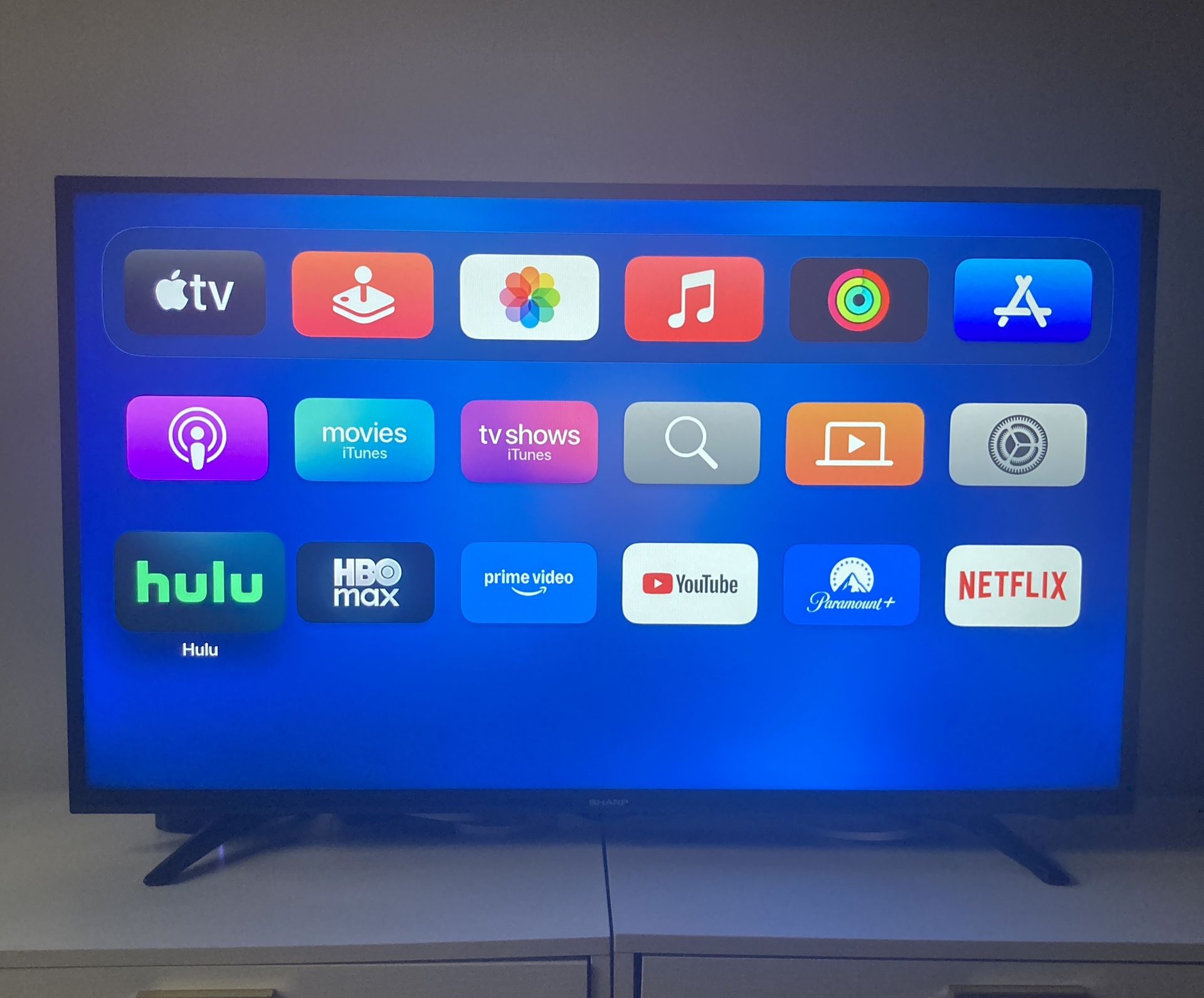 Apple TV 4K (1st Gen, 32GB) + Remote, Box & Cables – Works Perfectly