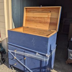Antique 1920s Rustic Quilt And Blanket Chest 