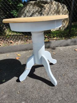 Round Table in good condition  pick up in Bridgeport