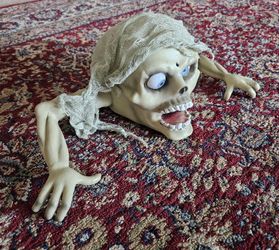 ANIMATED GEMMY INDUSTRIES CORP. SOUND ACTIVATED NIGHT CRAWLER SKULL HALLOWEEN PROP