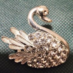 $15.00 - Elegant Swan Brooch with Rhinestones Accents!  NEW CONDITION!