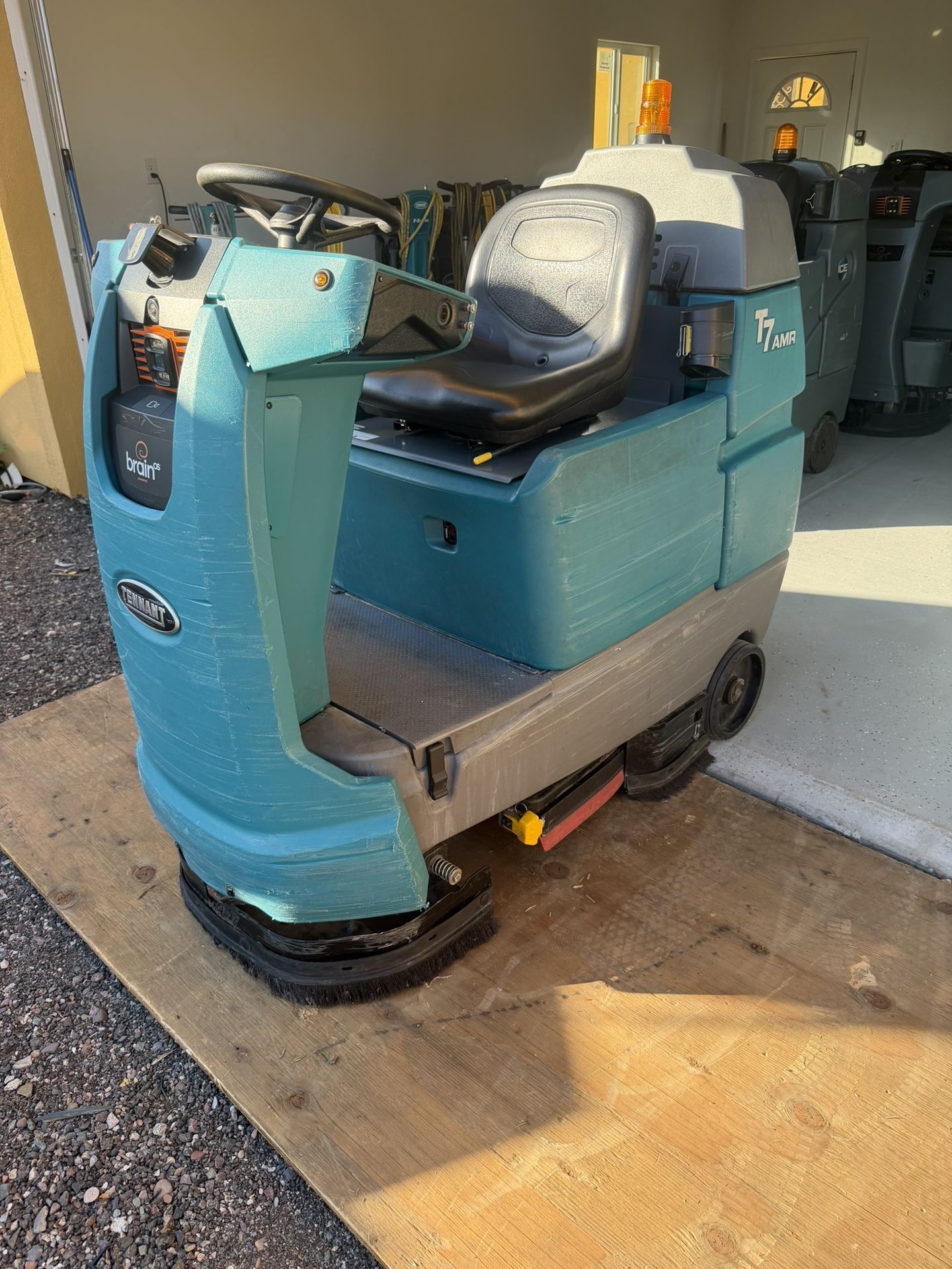 Scrubber Ride On Floor Machines ( READ DESCRIPTION PLEASE)