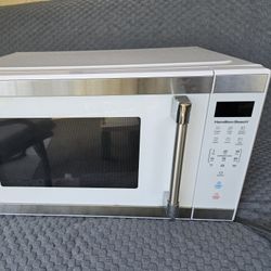 Hamilton BEACH Microwave Oven 1 Year Old. Mild Use.