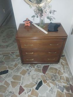 Very nice little dresser with three drawers