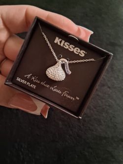 Kiss Necklace