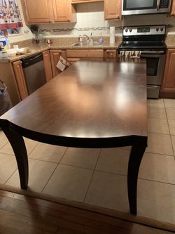 Dining Room Tables Seats 4-6 Has Extender.