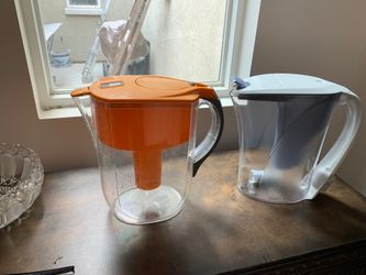 Water filter containers