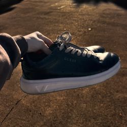 BLACK GUESS SHOES S10