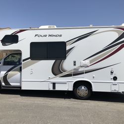 2019 CHEVY THOR FOUR WINDS 23’ MOTOR HOME