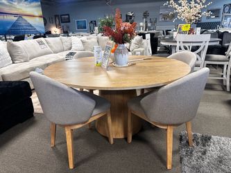Perfect round dining set! 🚨🧡✨ Easy Financing!