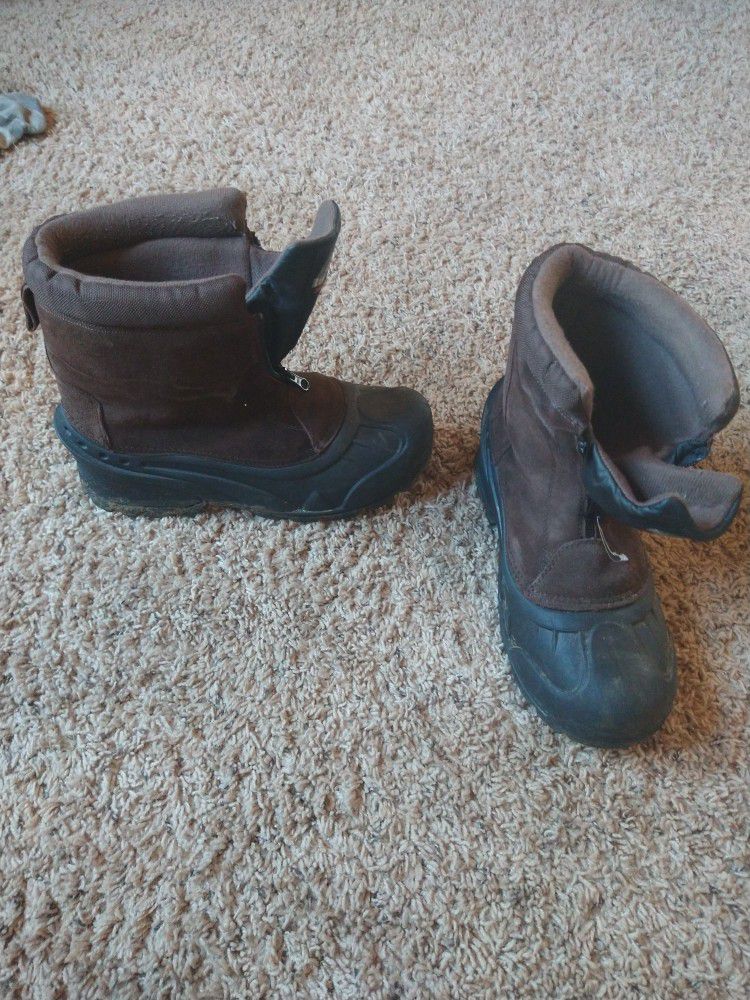 Snow Boots.  Men's 9
