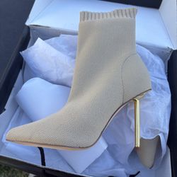 Women Boots Size 6 NEW 