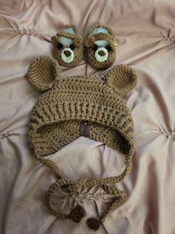 Beautiful baby bear bonnet set