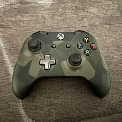 Xbox one camo controller like new 