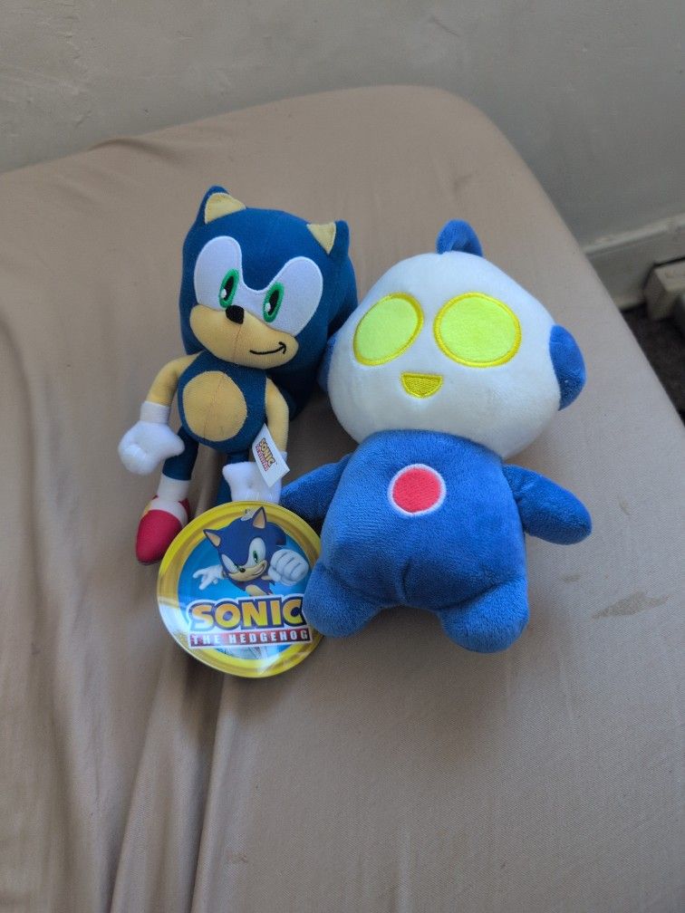 Sonic The Hedgehog Stuffed Figure And Robot Boy