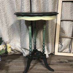 Cute Vintage Side Table/ Plant Stand 