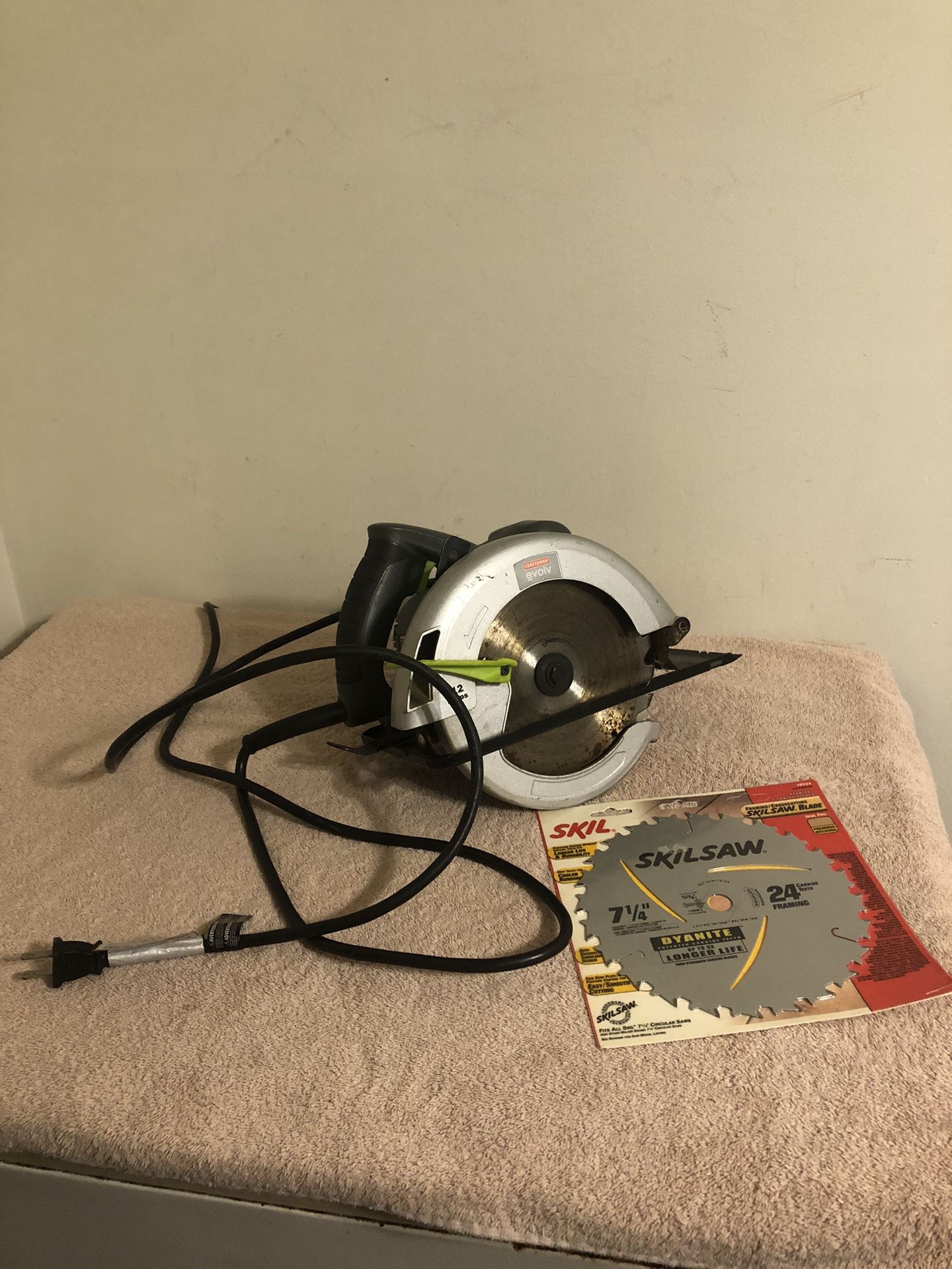Craftsman Evolv 12 Amps Circular Saw With Extra Blade Works