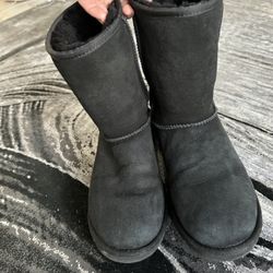 Uggs  Size 9