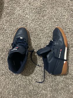 Size https://offerup.com/redirect/?o=MTIuTWVu’s Reebok Navy Leather Sneakers with Gum Sole
